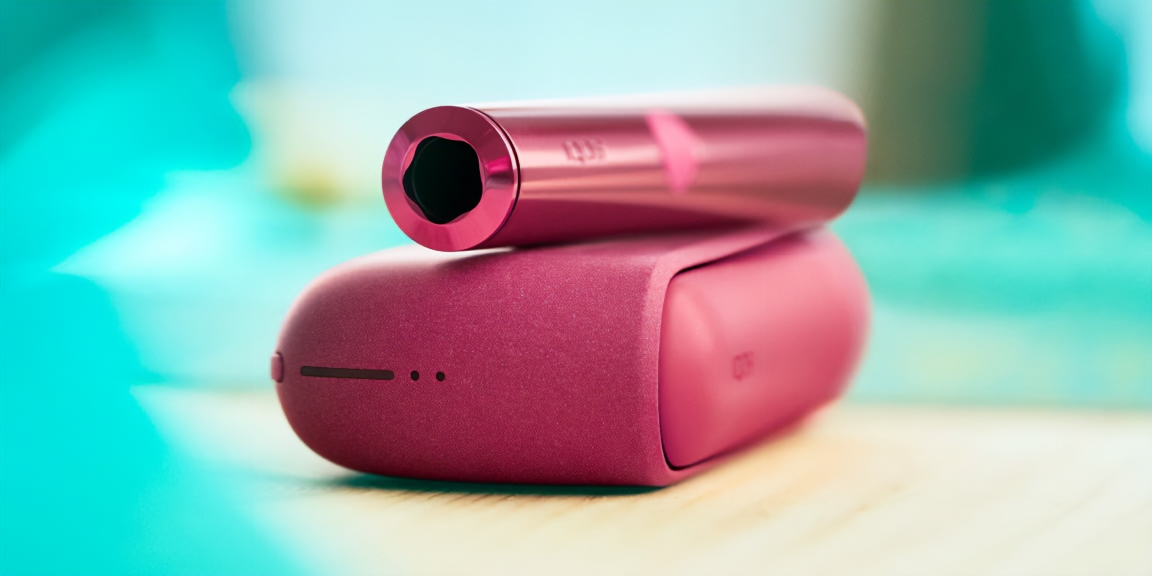 Sunset Red IQOS ILUMA držač i džepni punjač.