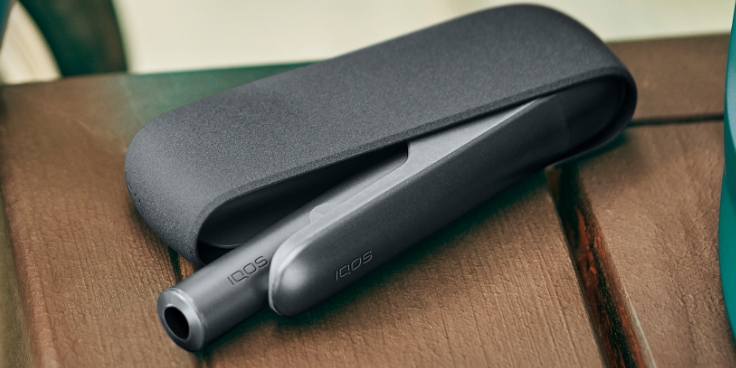 A Pebble Gray sivi IQOS ILUMA držač i džepni punjač.