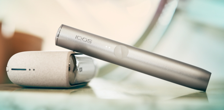 A Pebble Beige bež IQOS ILUMA držač i džepni punjač.