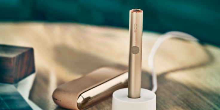 Azure Blue IQOS ILUMA uređaj na stolu.