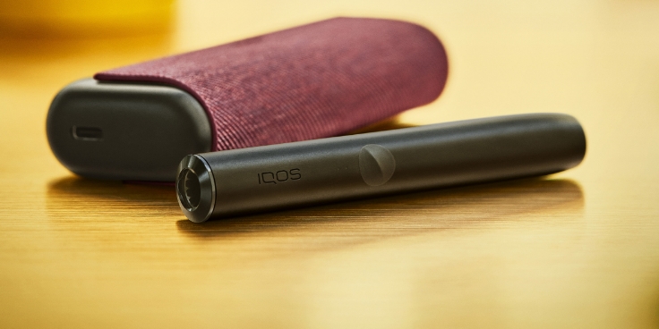 Obsidian Black IQOS ILUMA PRIME držač i džepni punjač.