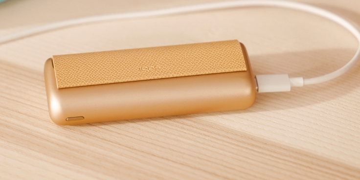 Gold Khaki zlatni IQOS ILUMA PRIME džepni punjač.