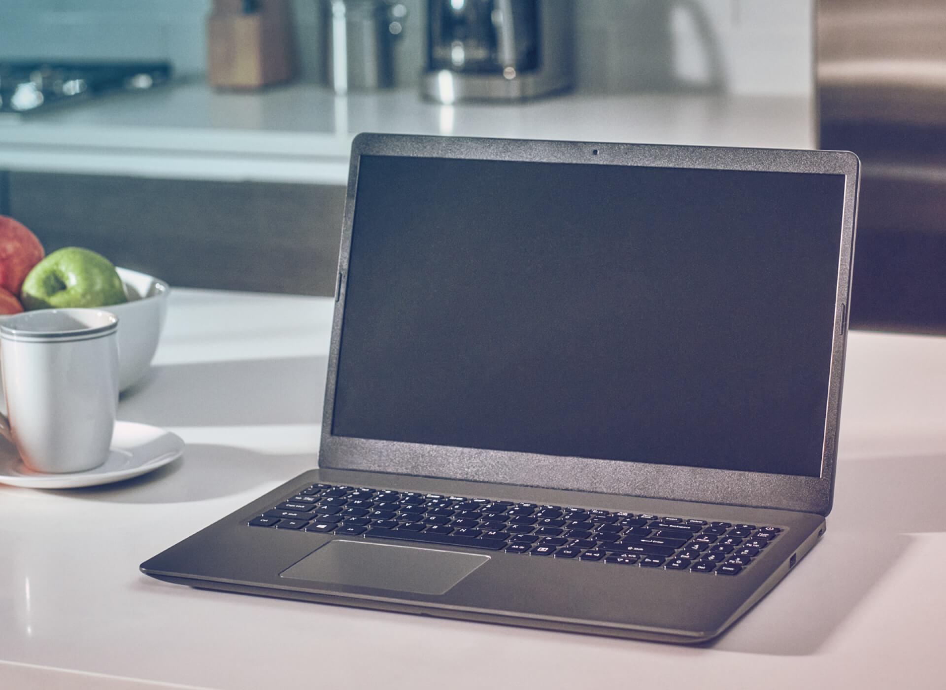 Otvoren laptop na radnoj površini.
