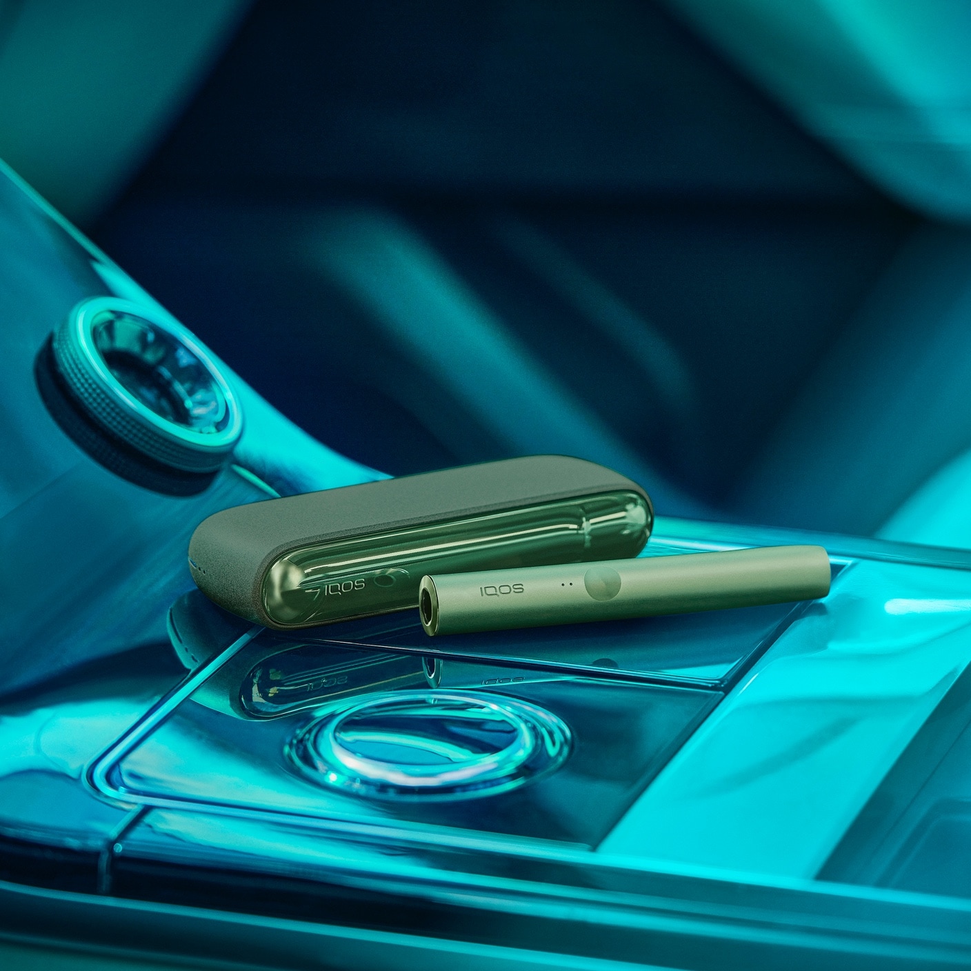 IQOS ILUMA držač i džepni punjač na DJ gramofonu.