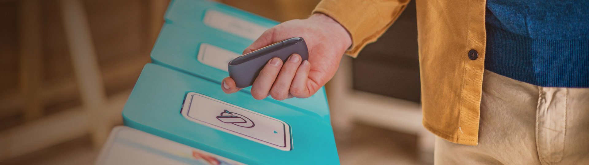 Stavljanje starog IQOS uređaja u spremnik za recikliranje