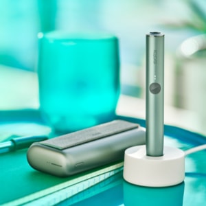 Jade Green zeleni IQOS ILUMA PRIME držač u stanici za napajanje.