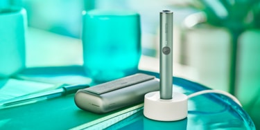Jade Green zeleni IQOS ILUMA PRIME držač u stanici za napajanje.