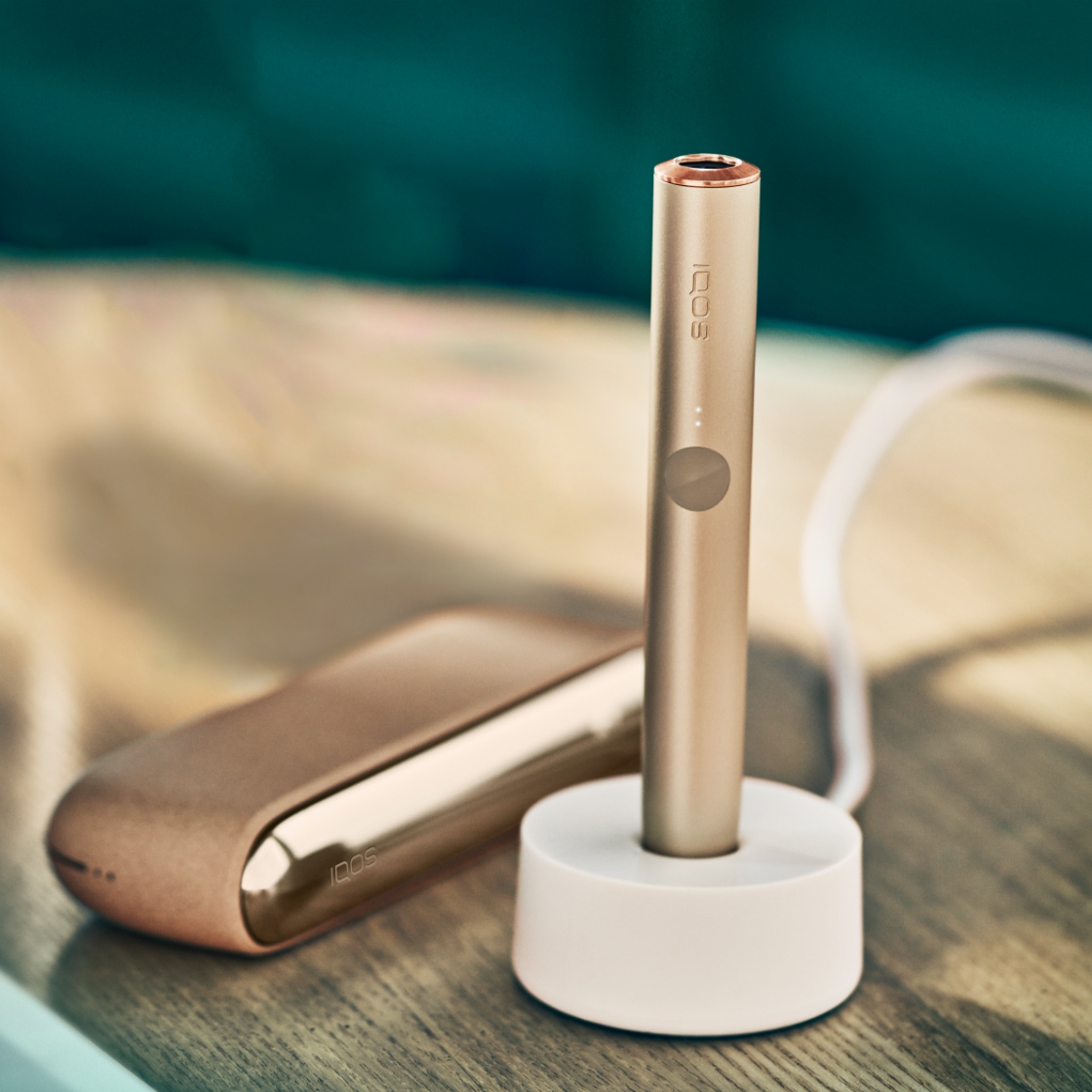 IQOS ILUMA držač u stanici za napajanje.