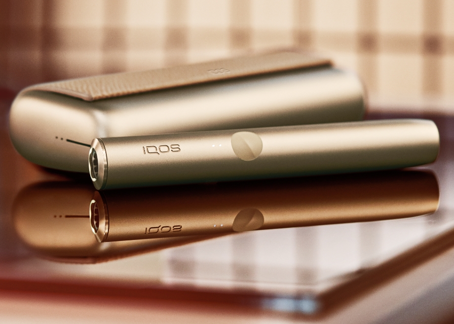 Gold Khaki zlatni IQOS ILUMA PRIME držač i džepni punjač.