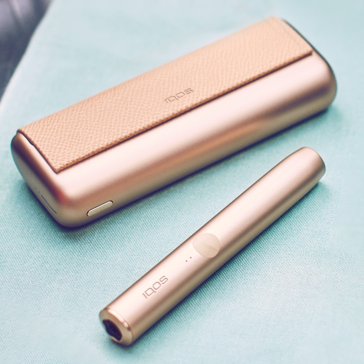Gold Khaki zlatni IQOS ILUMA PRIME držač i džepni punjač.