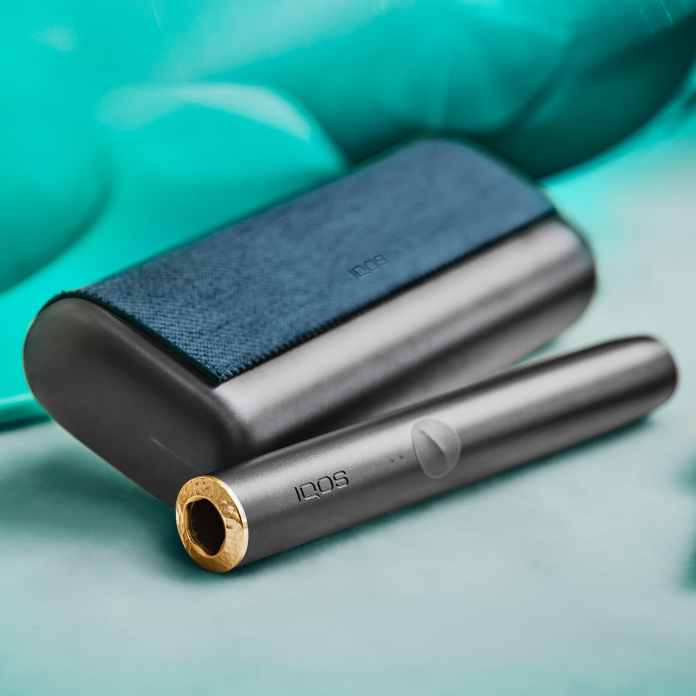 Obsidian Black crni IQOS ILUMA džepni punjač i držač.