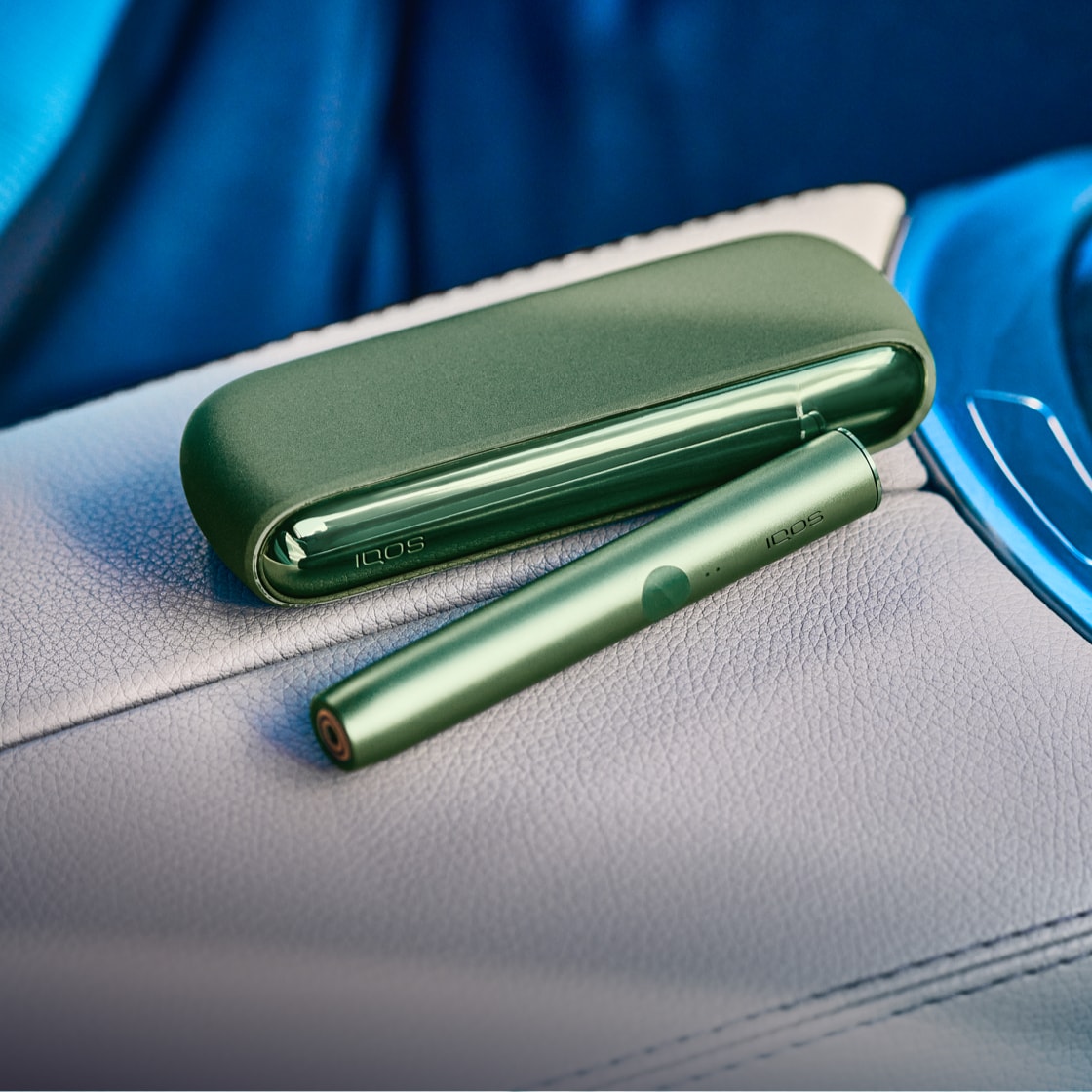 Moss Green zeleni IQOS ILUMA džepni punjač i držač.