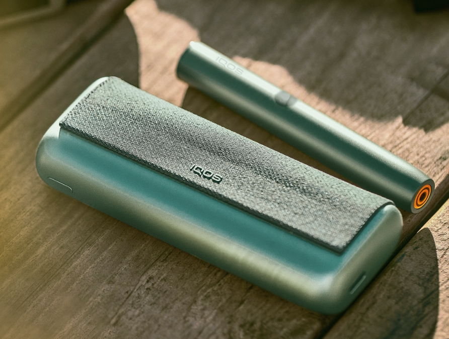 IQOS ILUMA PRIME držač i džepni punjač u Jade Green zelenoj boji.