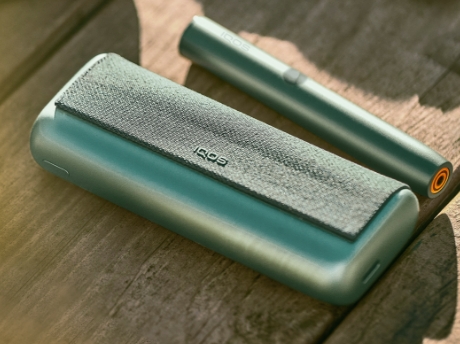 IQOS ILUMA PRIME držač i džepni punjač u Jade Green zelenoj boji.