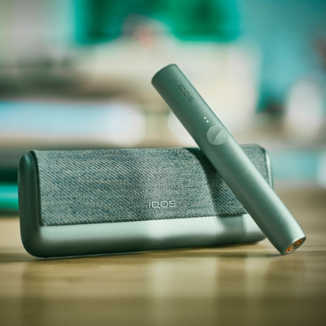IQOS ILUMA PRIME držač i džepni punjač u Jade Green zelenoj boji.