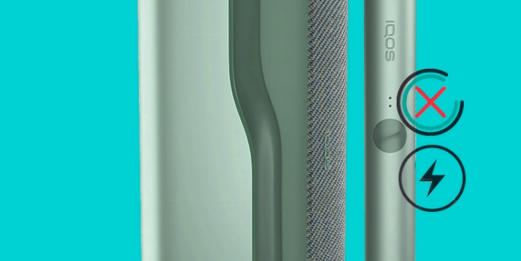 Jade Green zeleni IQOS ILUMA PRIME držač pokraj otvorenog džepnog punjača.