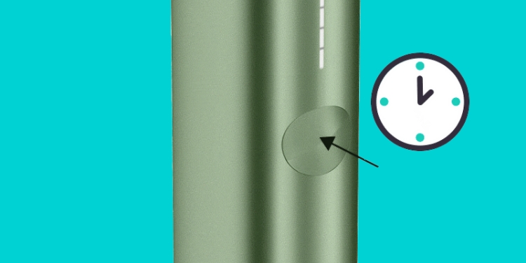 IQOS ILUMA ONE uređaj sa strelicom koja pokazuje tipku uređaja i ilustracijom sata pokraj.