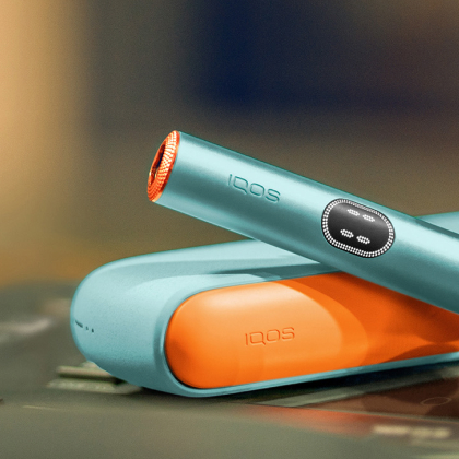 Breeze Blue IQOS ILUMA i device above its charger, with customed door and rings