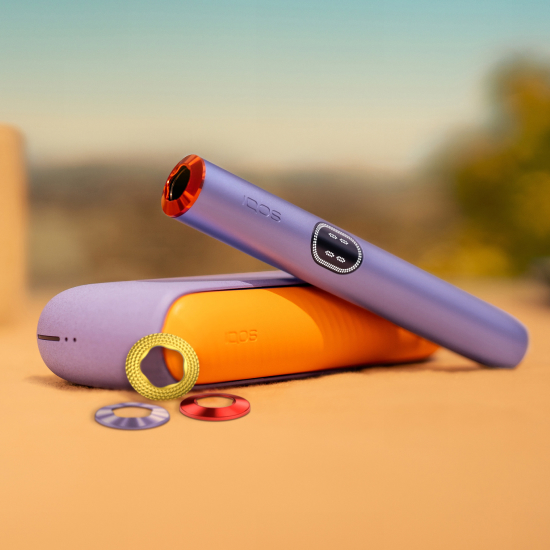 Violet IQOS ILUMA i device above its charger, with customed door and ring set