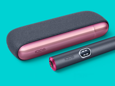 IQOS ILUMA i device near its charger, with customed door and ring
