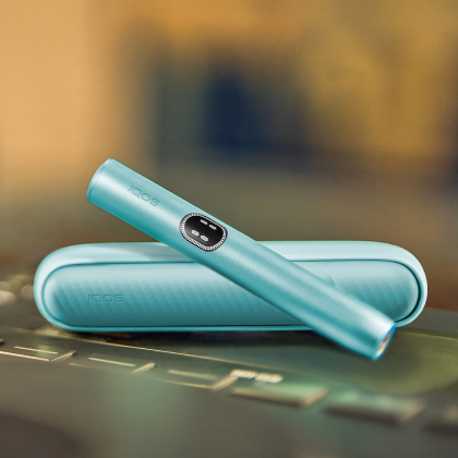 Blue  IQOS ILUMA i device above its charger