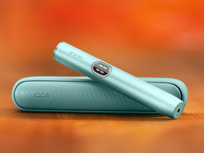 Držač IQOS ILUMA i PRIME uređaja u svjetloplavoj Breeze Blue boji na džepnom punjaču