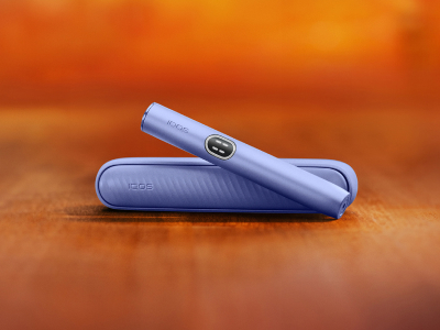 Violet IQOS ILUMA i device above its charger