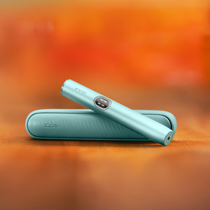 Breeze Blue IQOS ILUMA i device above its charger
