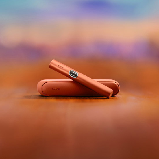 Držač IQOS ILUMA i PRIME uređaja u crvenoj Terracotta boji na džepnom punjaču