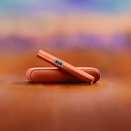 Držač IQOS ILUMA i PRIME uređaja u crvenoj Terracotta boji na džepnom punjaču