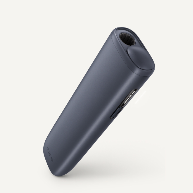 IQOS ILUMA i ONE u crnoj Midnight Black boji, nagnut prema desno