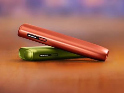 Red IQOS ILUMA i ONE above a green IQOS ILUMA i ONE