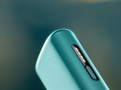 Detalj svjetla na plavom IQOS ILUMA i ONE uređaju
