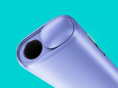 Ljubičasti IQOS ILUMA i ONE uređaj, detalj iz gornje perspektive