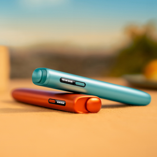 Plavi IQOS ILUMA i ONE uređaj na terakota crvenom IQOS ILUMA i ONE uređaju