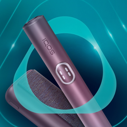 IQOS ILUMA i PRIME držač i džepni punjač u bordo Garnet Red boji unutar IQOS logotipa.