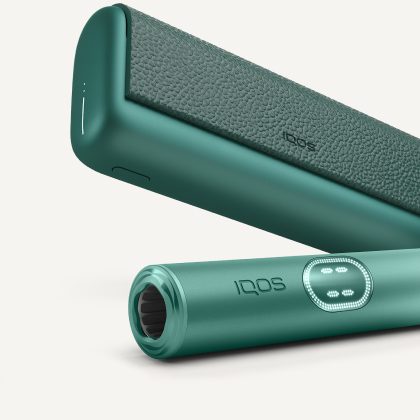 Držač IQOS ILUMA i PRIME uređaja u zelenoj Aspen Green boji ispod svog džepnog punjača