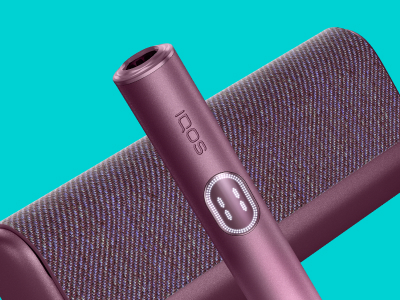 IQOS ILUMA i PRIME držač i džepni punjač u bordo Garnet Red boji na svjetlotirikiznoj pozadini