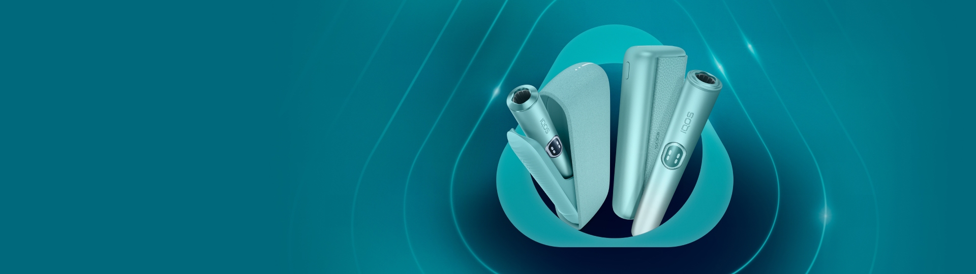 Tri uređaja iz IQOS ILUMA i serije u svjetloplavoj Blue Breeze boji na tamnotirkiznoj pozadini s tirkiznim IQOS logom