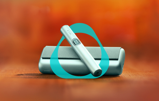 IQOS ILUMA i PRIME držač i džepni punjač u svjetloplavoj Breeze Blue boji s IQOS logom
