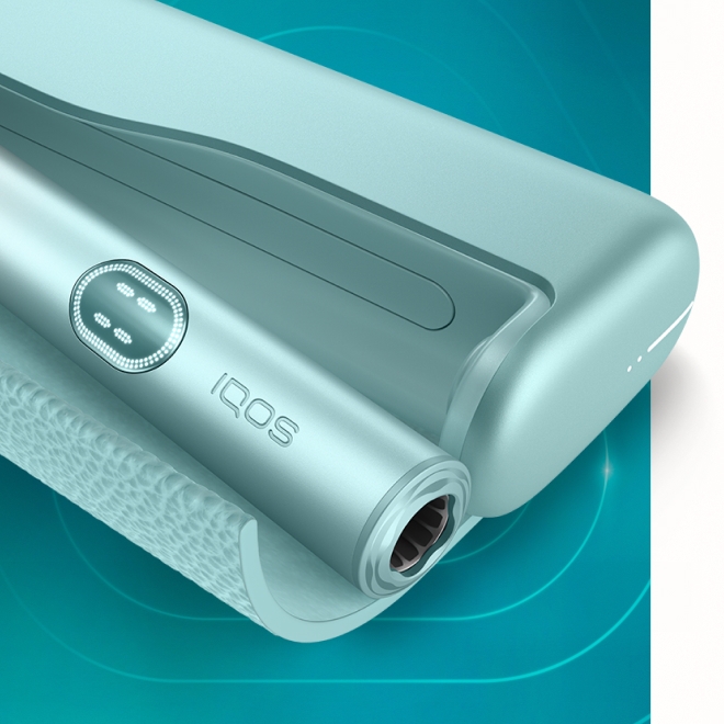 Držač plavog IQOS ILUMA i PRIME uređaja unutar džepnog punjača - detalj