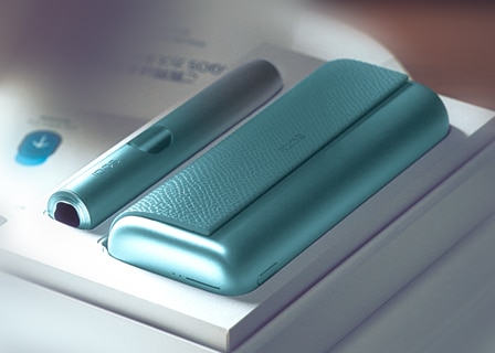 Plavi IQOS ILUMA I PRIME uređaj u otvorenom pakiranju