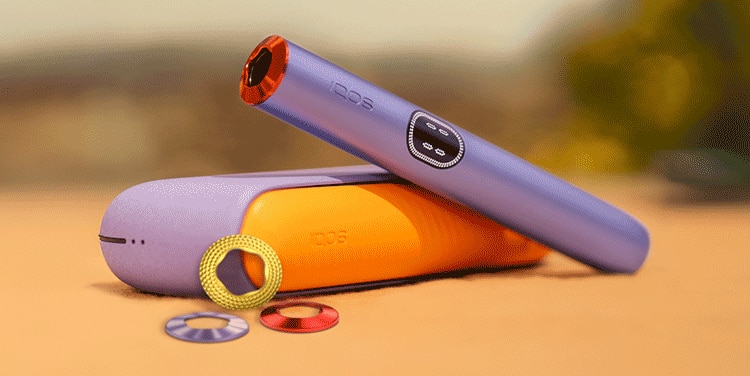 Ljubičasti IQOS ILUMA i držač na džepnom punjaču, s poklopcem za vrata i setom prstena za prilagodbu