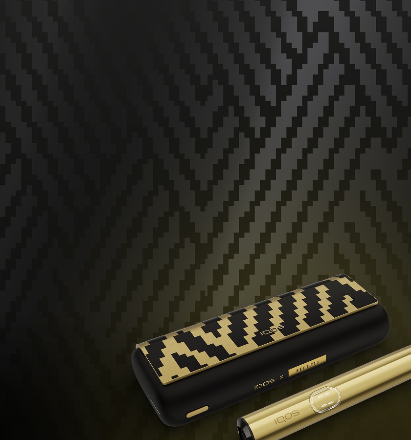 IQOS ILUMA i PRIME x Seletti limitirano izdanje - držač i džepni punjač na crnoj pozadini s cik-cak uzorkom