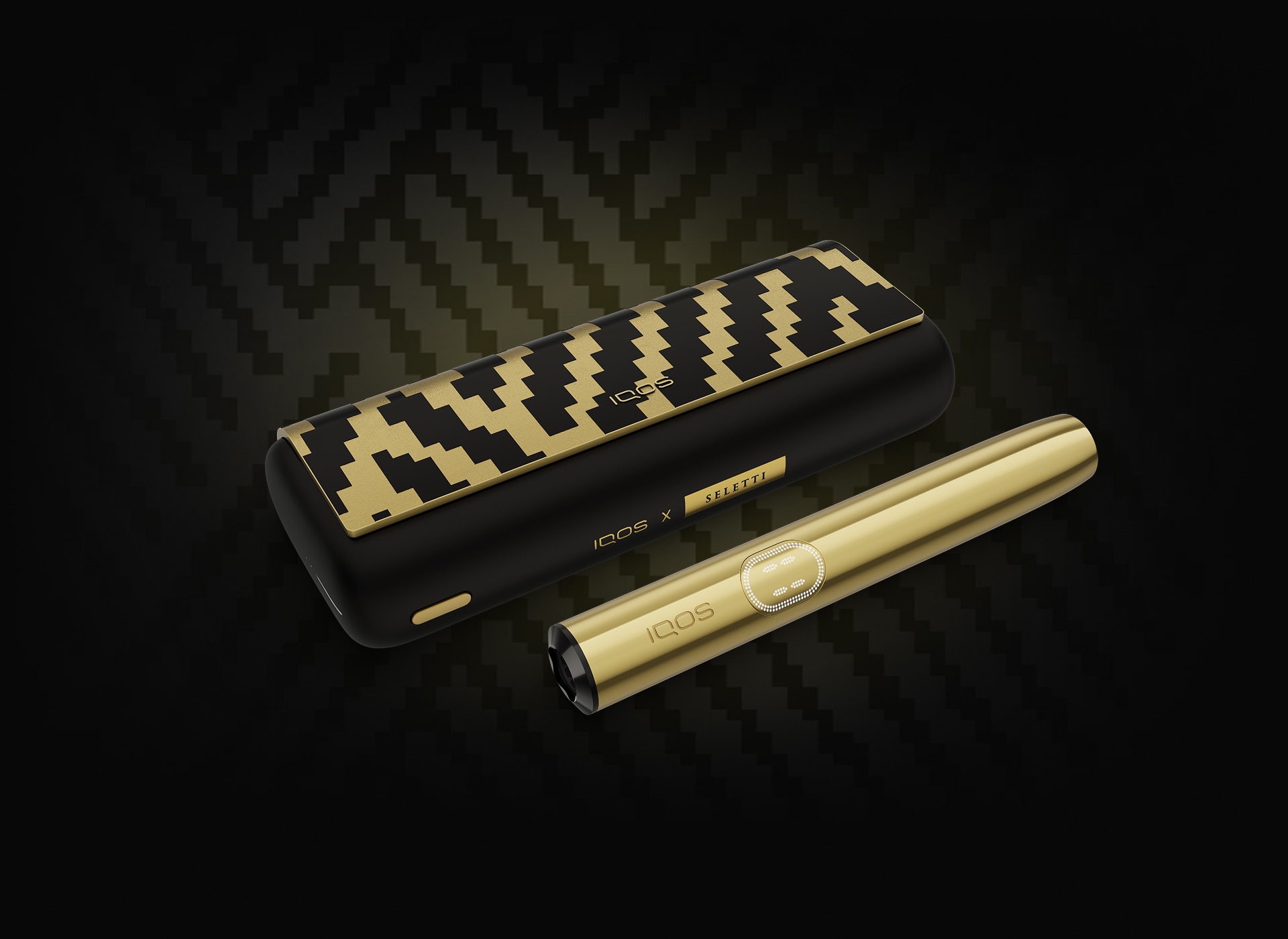 IQOS ILUMA i PRIME x Seletti limitirano izdanje -  držač i džepni punjač na zrnoj pozadini s cik-cak uzorkom