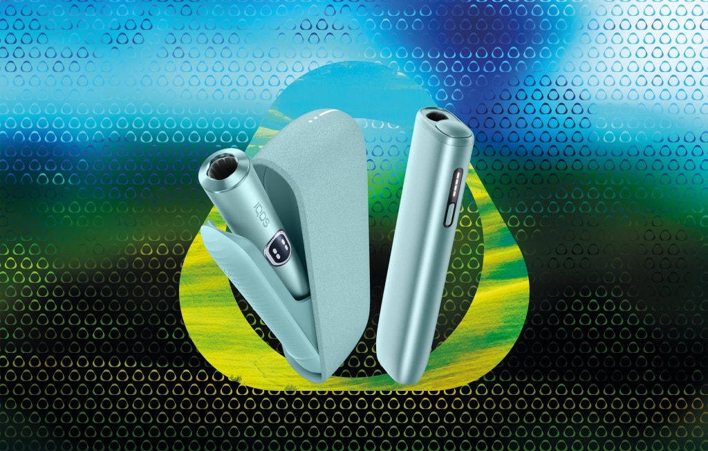 IQOS ILUMA i uređaji u IQOS logotipu na plavo-zelenoj pozadini