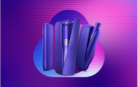 Sva tri IQOS ILUMA i uređaja u Electric Purple boji na ljubičastoj pozadini.