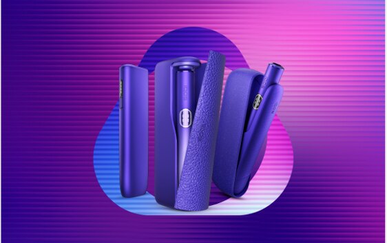 Sva tri IQOS ILUMA i uređaja u Electric Purple boji na ljubičastoj pozadini.